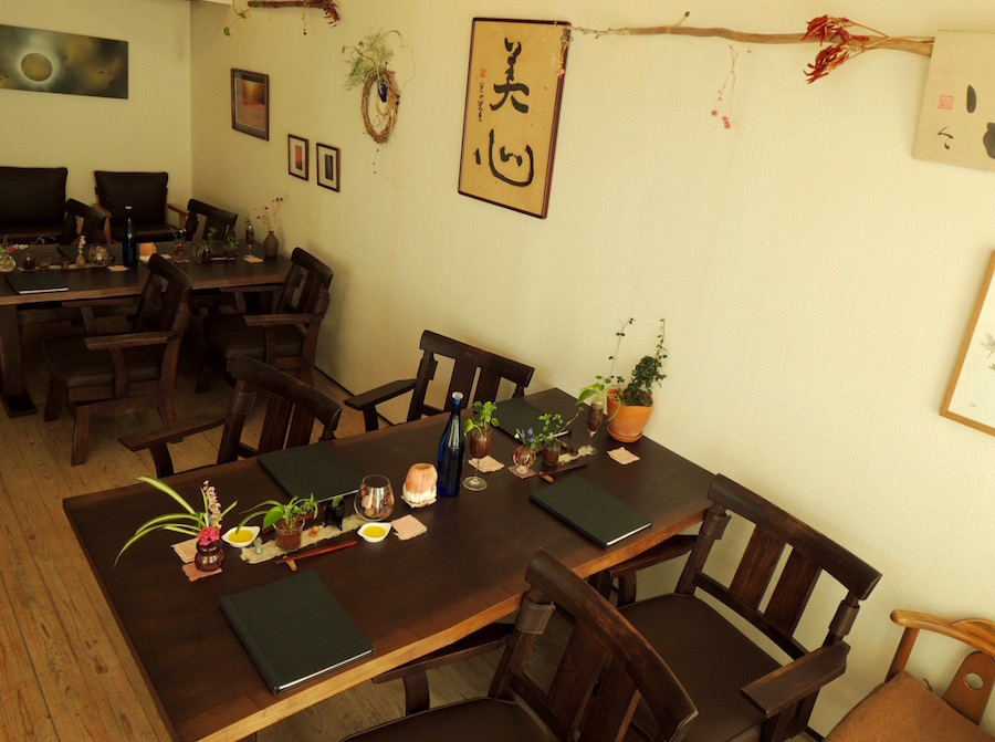 店内装　入り口上から撮影